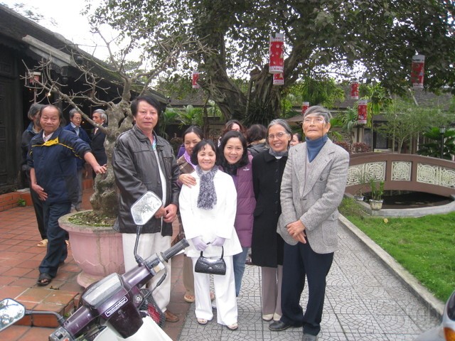 ThanhK1A HaTNhuMai TungK6 TonNTCan LBQuan.jpg - Từ trái: anh Thanh K1A, cô Hà Thị Như Mai, Tùng K6, cô Tôn Nữ Thị Cần, thầy Lê Bá Quân